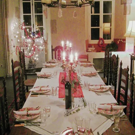 펜션 Castle In Near Forest And River