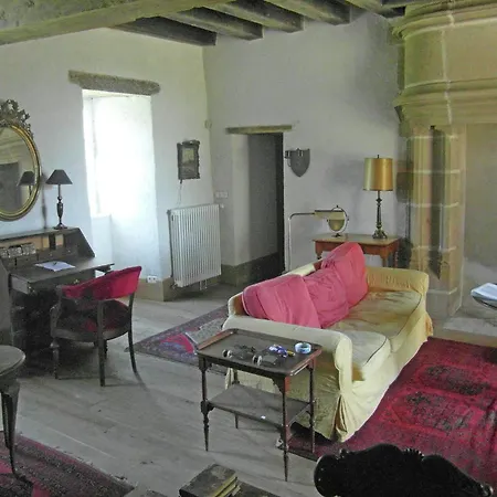 펜션 Castle In Near Forest And River