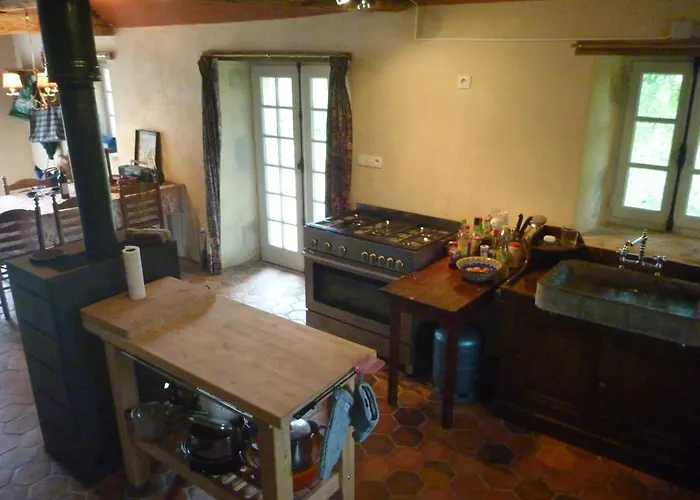 Castle In Near Forest And River 度假居 勒维尔德