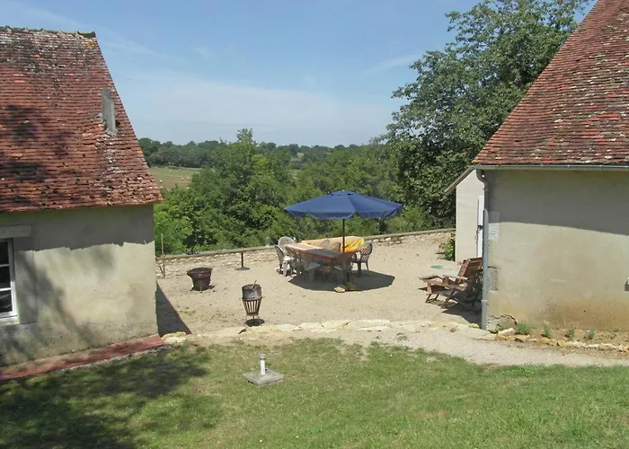 Castle In Near Forest And River * 勒维尔德