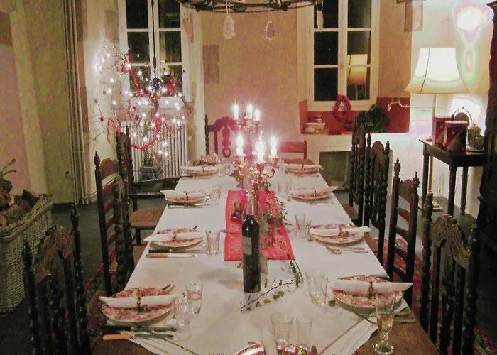 度假居 Castle In Near Forest And River