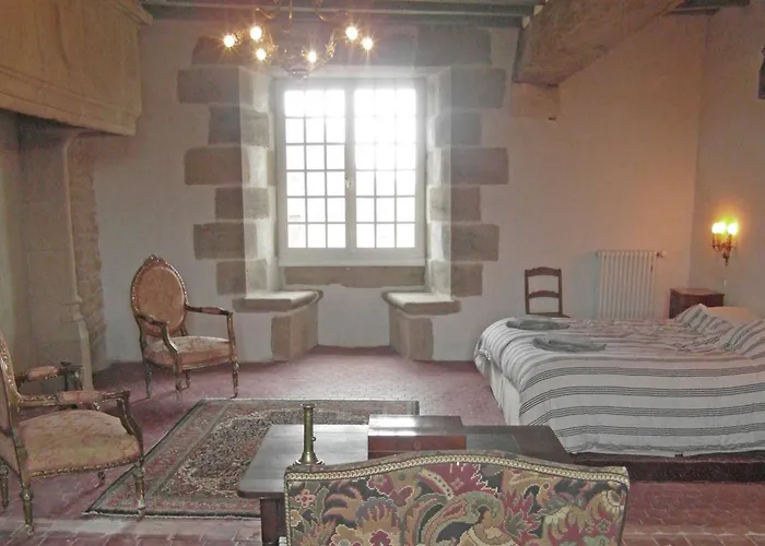 Castle In Near Forest And River 勒维尔德