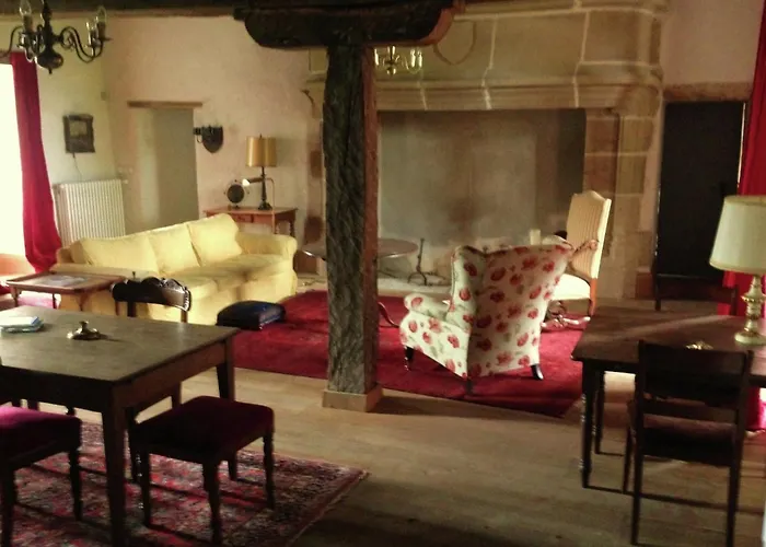 Castle In Near Forest And River 度假居