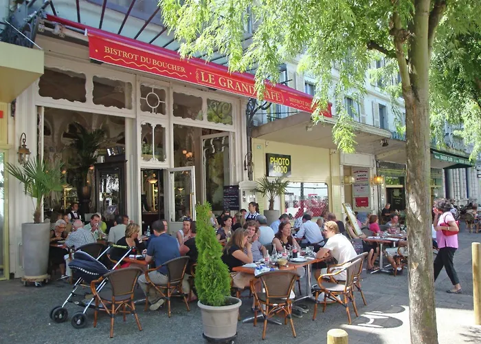 度假居 Castle In Near Forest And River