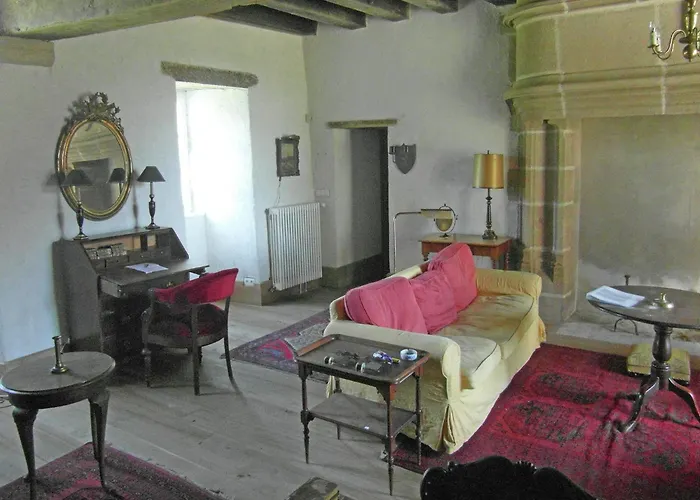 度假居 Castle In Near Forest And River