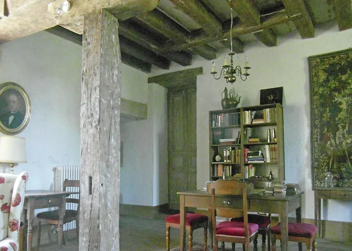 度假居 Castle In Near Forest And River