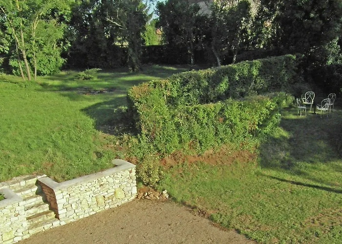 Castle In Near Forest And River * 勒维尔德